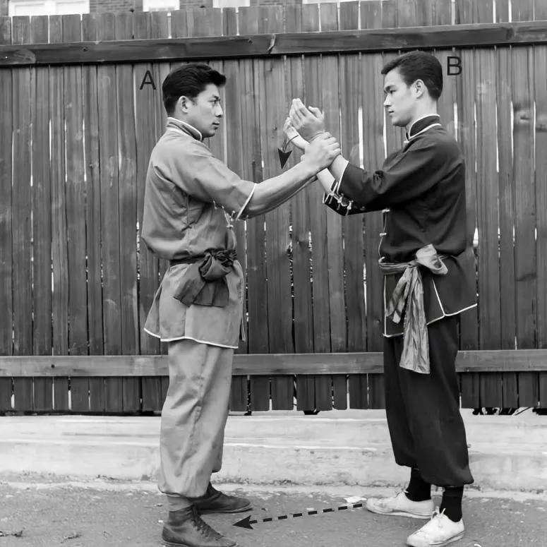 1964年，李小龙一组罕见的练功照，这时候的李小龙可已经是相当有名气了。这一年，