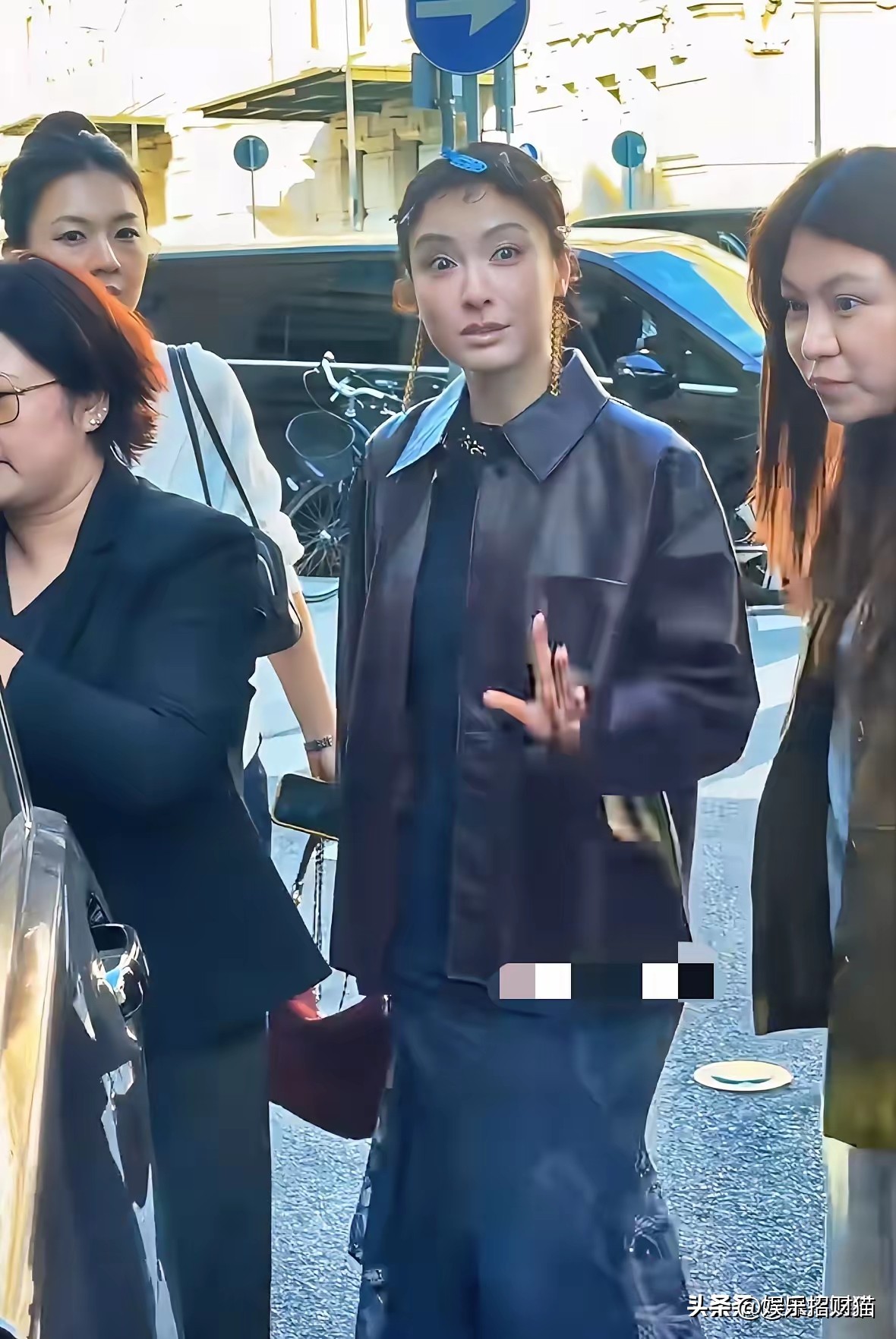 吴昕米兰时装周生图曝光，第一眼真没认出来！吴昕现身米兰时装周，路人抓拍的无修原图直接流出。一改大家印