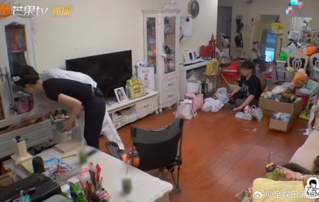 井胧打扫到了管乐的前任井胧怕不是自带喜剧雷达吧！帮管乐打扫房子都能扫出前任，这