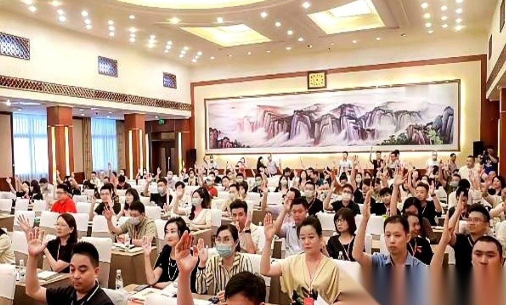 活久见。一群开饭馆的，不开会研究怎么把菜做好吃，开会声讨一个吃饭的。自家的后