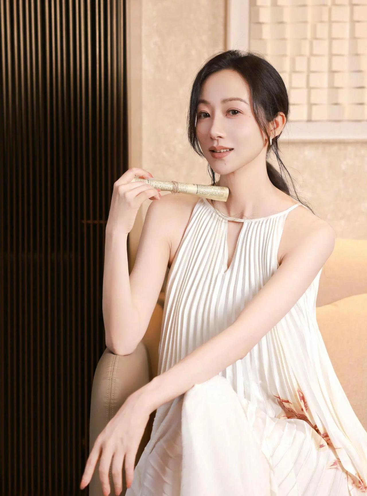 韩雪时尚穿搭绘就温柔画卷，女人味若幽幽花香