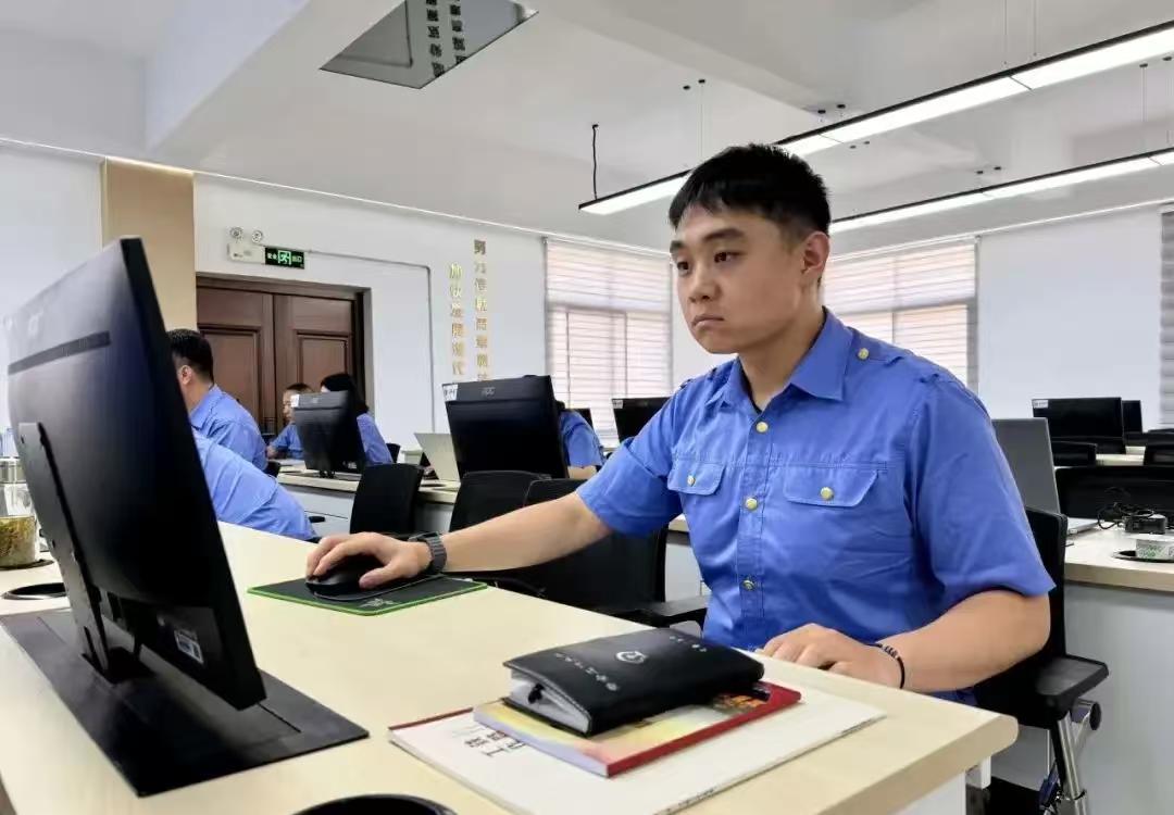 小王是石家庄铁道大学研究生，去年校招进铁路当正式工。工作几个月发现，有些技校毕业