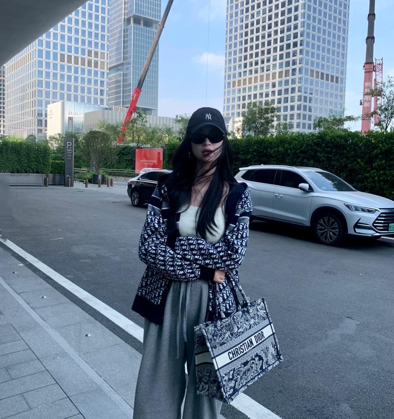 现在年轻的女孩，都被超前消费给毁了。我表妹才25岁，刚工作没两年，负债已经35