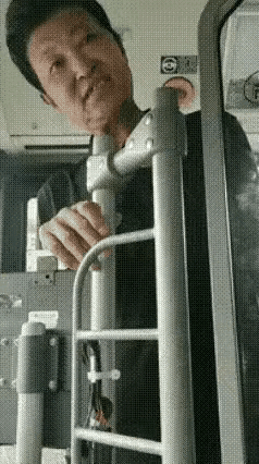 你妈滴个B，你打听打听我是谁？”“再喊一声我捅死你”​“一会有刀我就捅死你