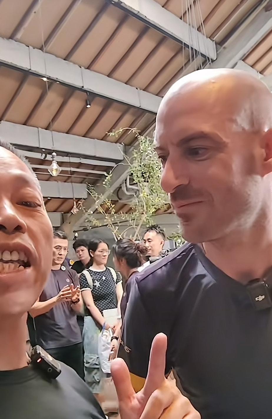 牙哥和德比斯第一次见面，就把德比斯带偏了。牙哥见到德比斯后，就放声大喊：我要