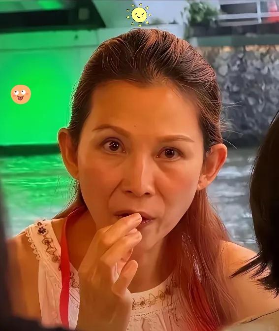 看了蔡少芬的原生图，我突然觉得，真正高级的保养不是把皱纹藏起来，而是让皱纹长在自