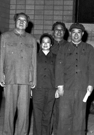 毛泽东和汪东兴、张耀祠、吴旭君在一起