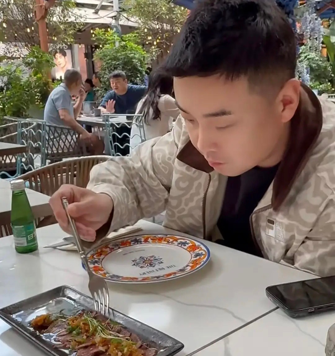 王皓带老婆孩子去上海参加活动，10岁大儿子王乾洲喂爸爸吃冰淇淋，父子俩好有爱。