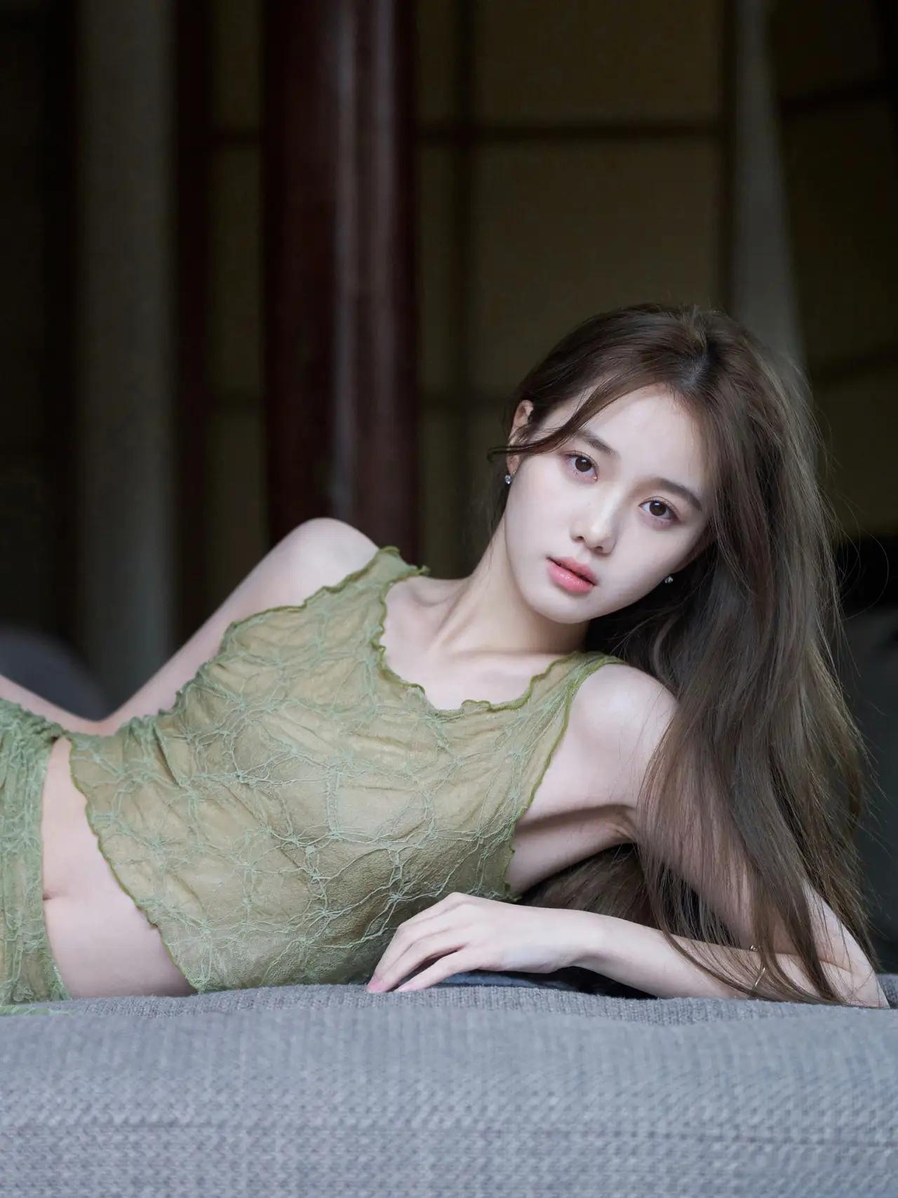 🥭台的新晋美女主持——李瑜uu[比心]，性感美图太多了，莫非主要优势在于——腿与
