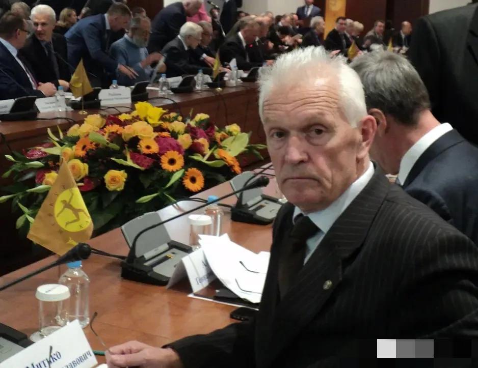 中日关系因为高市早苗的涉台言论剑拔弩张之际。一位俄罗斯国际问题专家说：中国虽然不