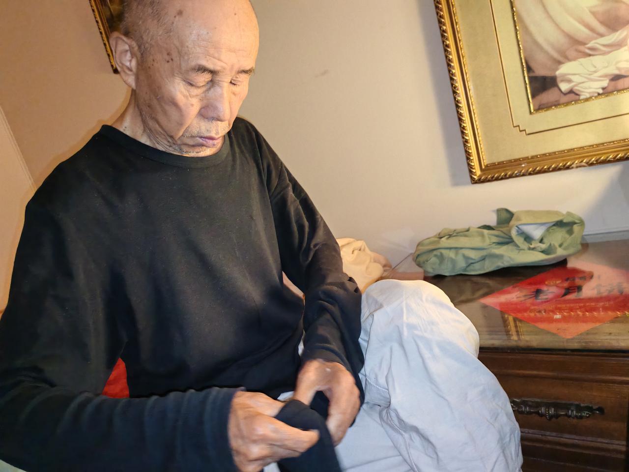 今天清晨，看着老伴坐在床边熟练的穿上衣服，提上裤子，穿上袜子…。我突然感到一阵幸