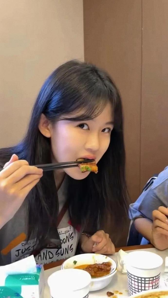陆毅女儿16岁的贝儿眼睛是标准的丹凤眼吧，这是真的中了基因彩票​​​