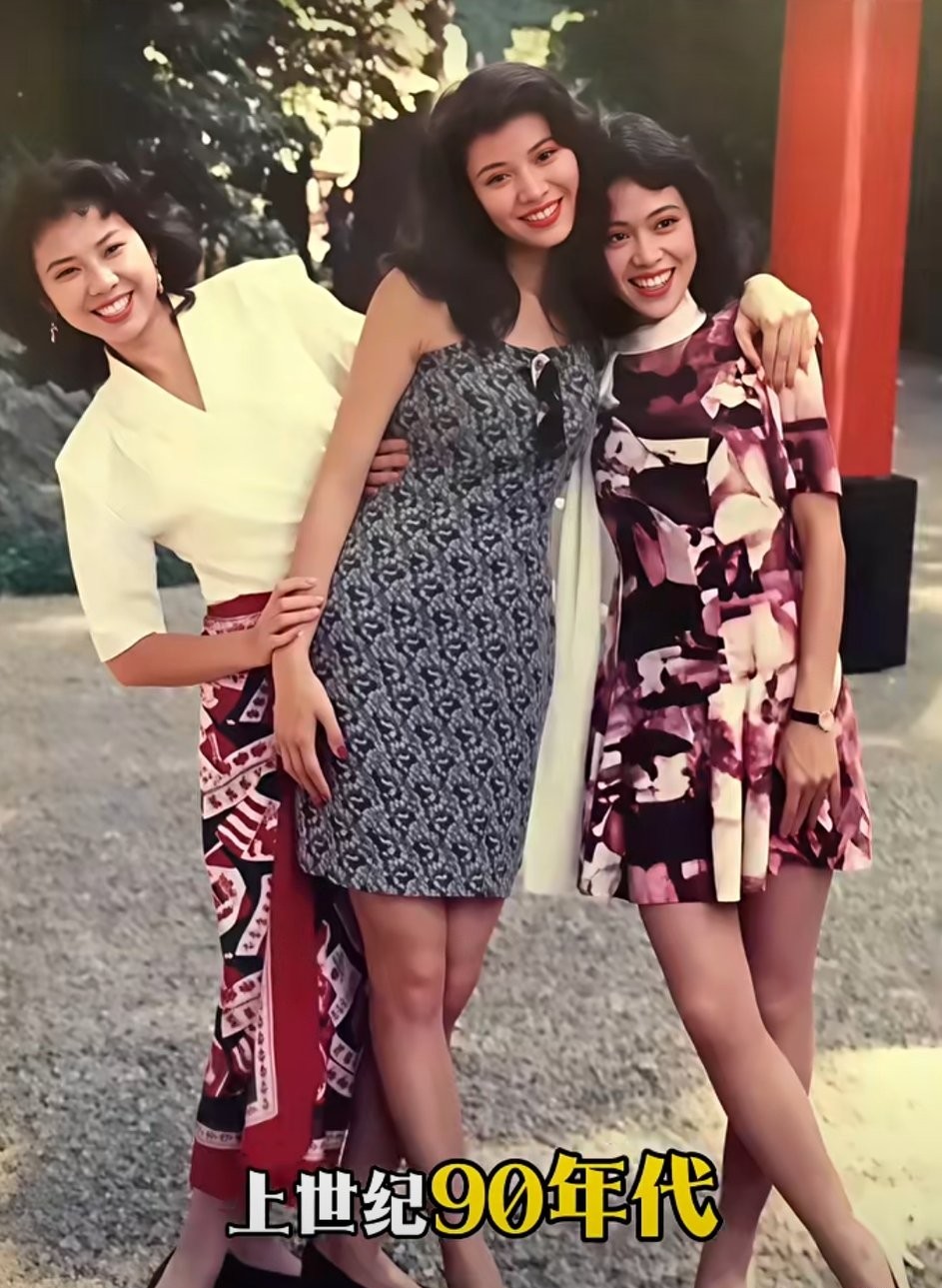 上世纪90年代三个美女影星的合影，站在中间的是年轻时的袁咏仪，唇红齿白...
