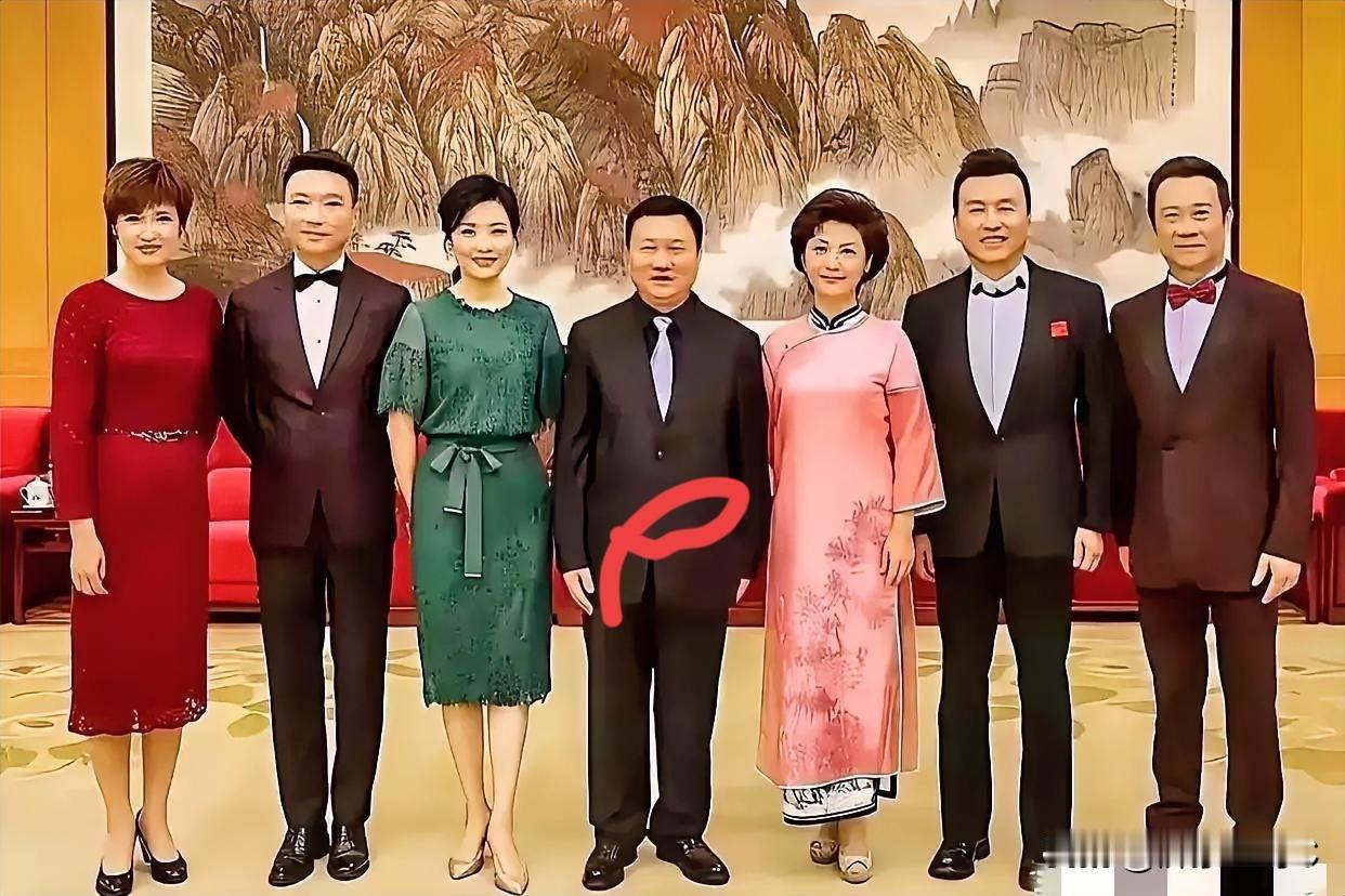 下面照片是央视主持人的合影，一共七人，其中六位是央视著名的主持人，个个都是央视精