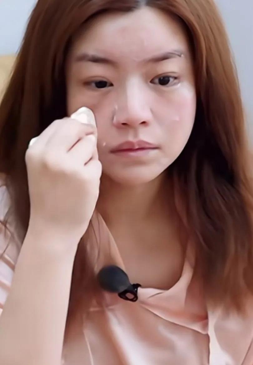遗传的脸肿全靠后天努力，看看陈妍希妈妈，再看看她，就知道为什么她从小不怎么吃酱油和盐，白天只喝咖啡，