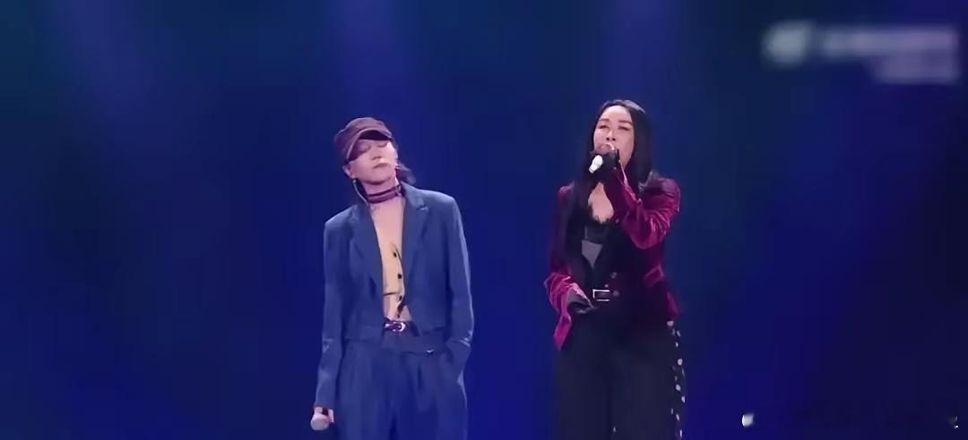 500万债刚还完，窦靖童冲进李亚鹏直播间镜头里她没叫爸，只低头泡茶。三分钟，83