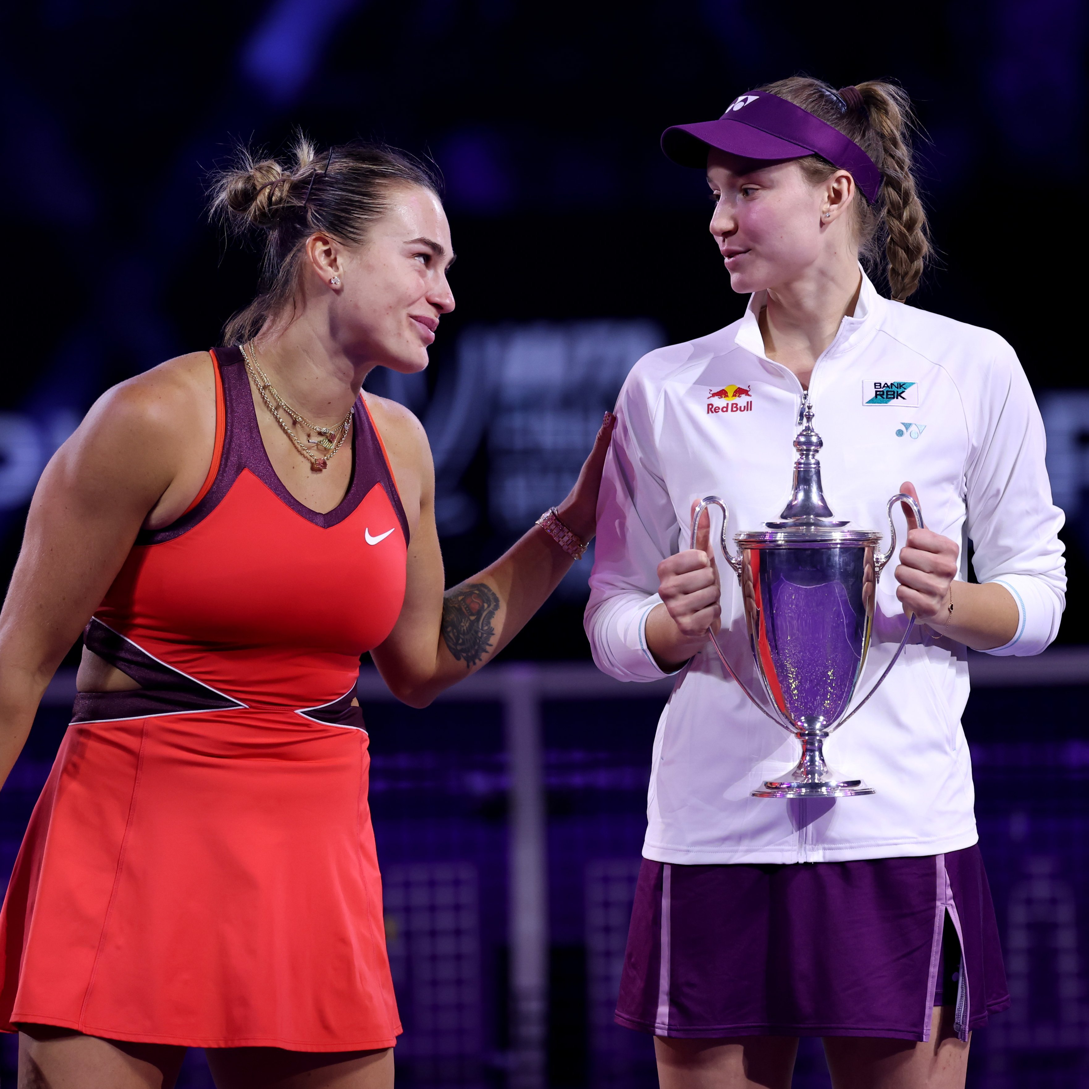 在同一项赛事中连克萨巴伦卡和斯瓦泰克：2025总决赛：莱巴金娜斯图加特：奥斯塔彭