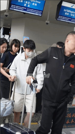 哈哈哈，工作人员小姐姐想帮忙推箱子，莎莎不用！孙颖莎今日出发澳门，机场搞笑的一