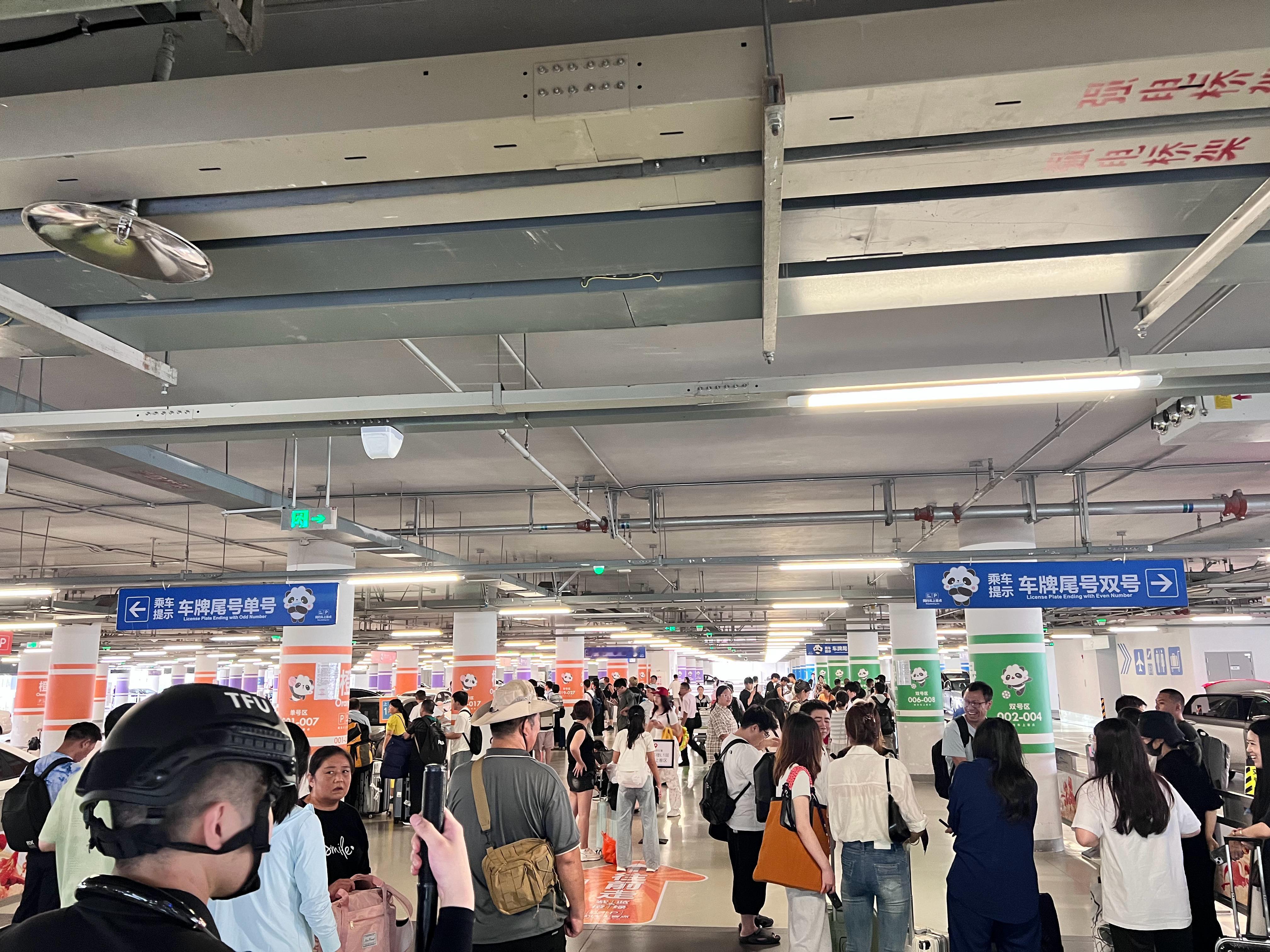 成都天府机场，网约车等待区分流，根据车牌号单双号，这不错啊！我与汽车的日常​