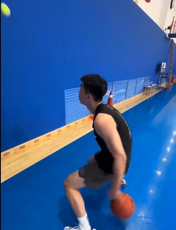 辽宁男篮球员开始集训，作为球队重点培养的后卫球员张峻豪和李虎翼加大了控球训练，他