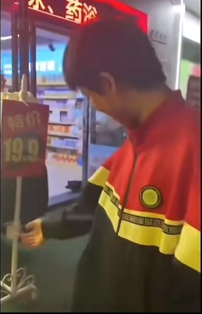 把男同学惊呆了！小伙子逛街，看到商店打折衣服与自己校服一模一样，标价19.9元，