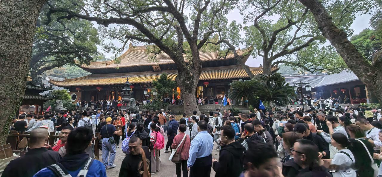 普陀山为什么叫“普陀山”？“普陀”字面意为“普通的山岗”。刘禹锡云:山不在高