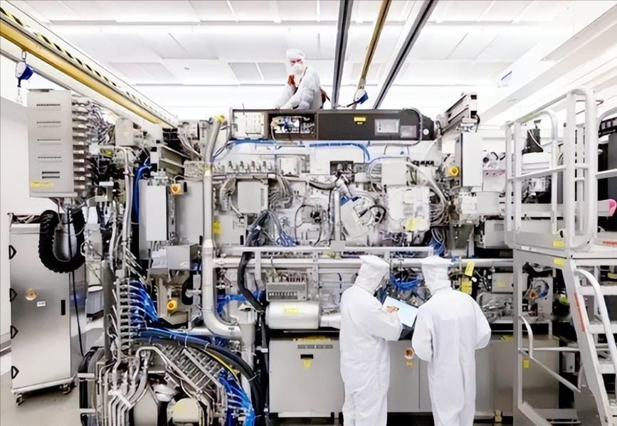 狂赚96亿欧元还裁1700人，荷兰光刻机巨头公司阿斯麦尔这波操作没人看懂了。 