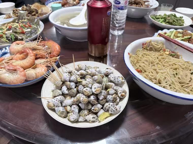 昨天去一个有钱的同学家里吃饭。看了一下他家的摆设：楼下饭桌+沙发是刺猬紫檀的