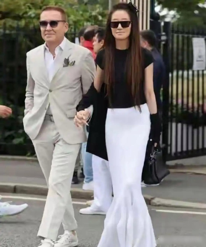 75岁王薇薇和小30岁新男友十指紧扣，确实恩爱​​​