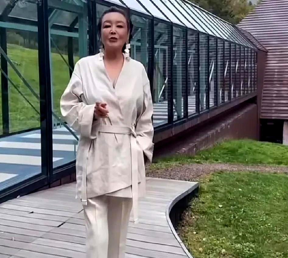 S妈昨天接受采访说：“都是那只dog子，有事请汪小菲找我谈，我们过去是家人，孙儿