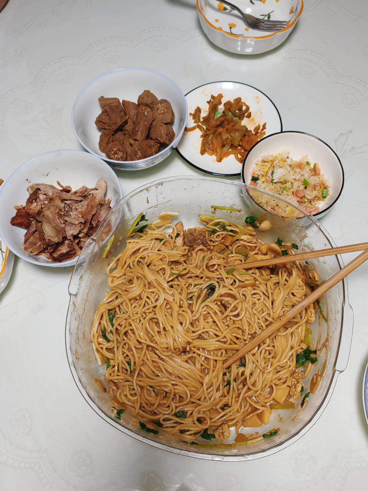 我还没到家，老公就先打来电话问我晚上吃啥。我说我不管，晚饭他负责！下班刚坐