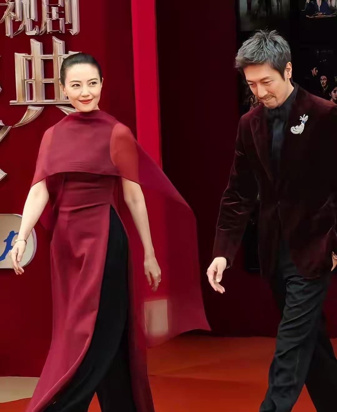高圆圆与张鲁一惊艳亮相电视剧年度盛典活动！镜头下，她一袭穿酒色红裙搭配黑色裤子，