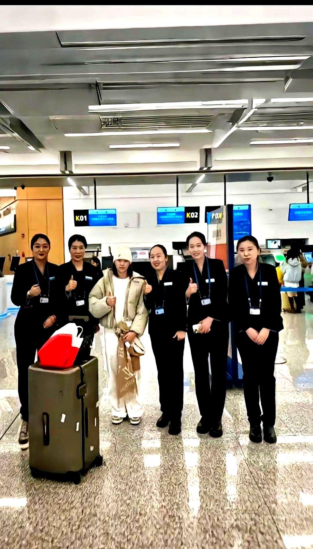 全红婵的“没架子”，真不是演出来的。最近和空姐合影，大家又在夸她。其实她一直