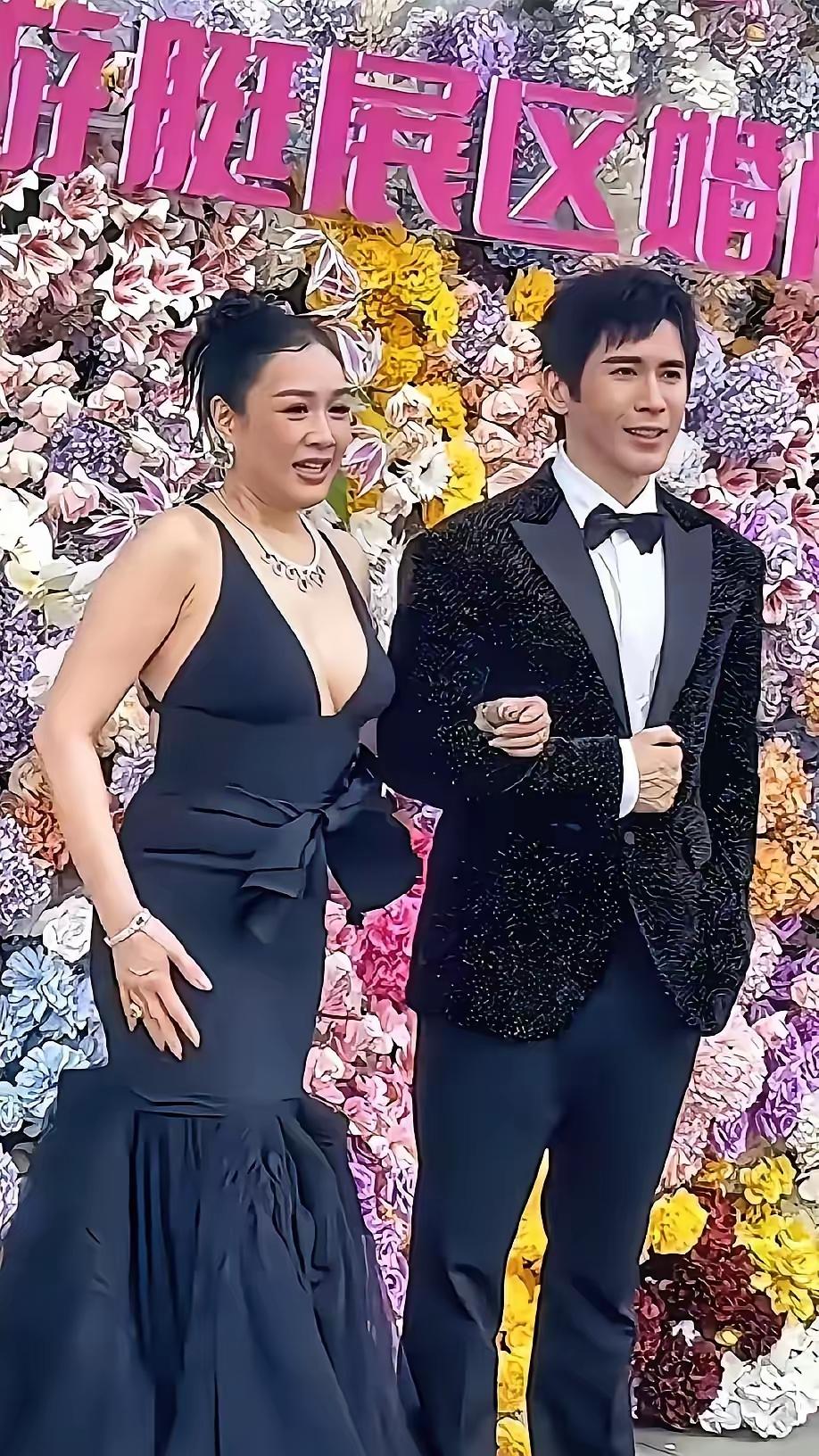 丽缇这身打扮可真是“炸”了锅！裙子紧得仿佛要“爆”出肉来，让人不禁担心她会不会被