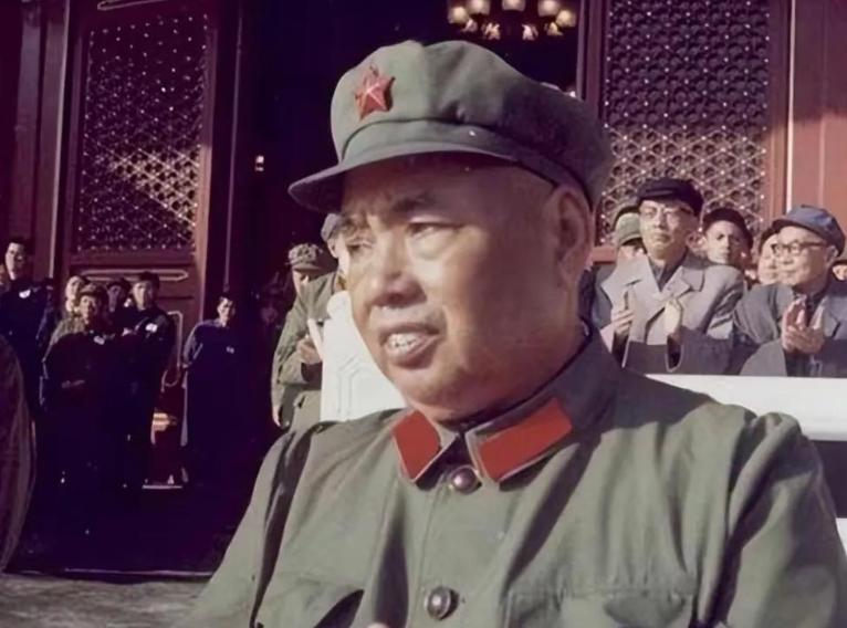 秘书拿着许世友刚发的工资，忐忑的走进办公室，说道：“司令员，这个月的工资发下来了