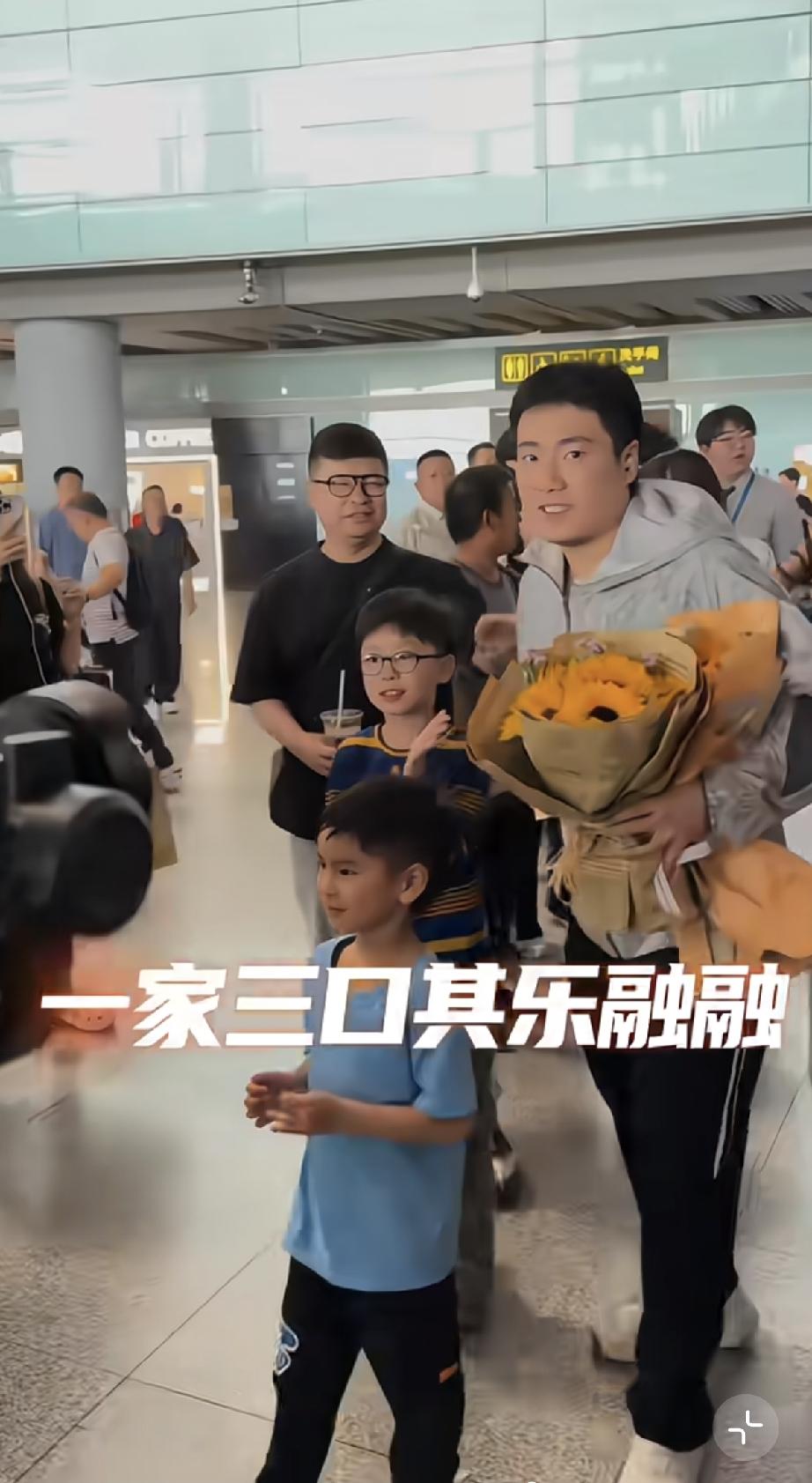 5月12日，梁靖崑回到北京机场，妻子带着两个儿子手捧鲜花迎接，但梁靖崑顾不上搭理