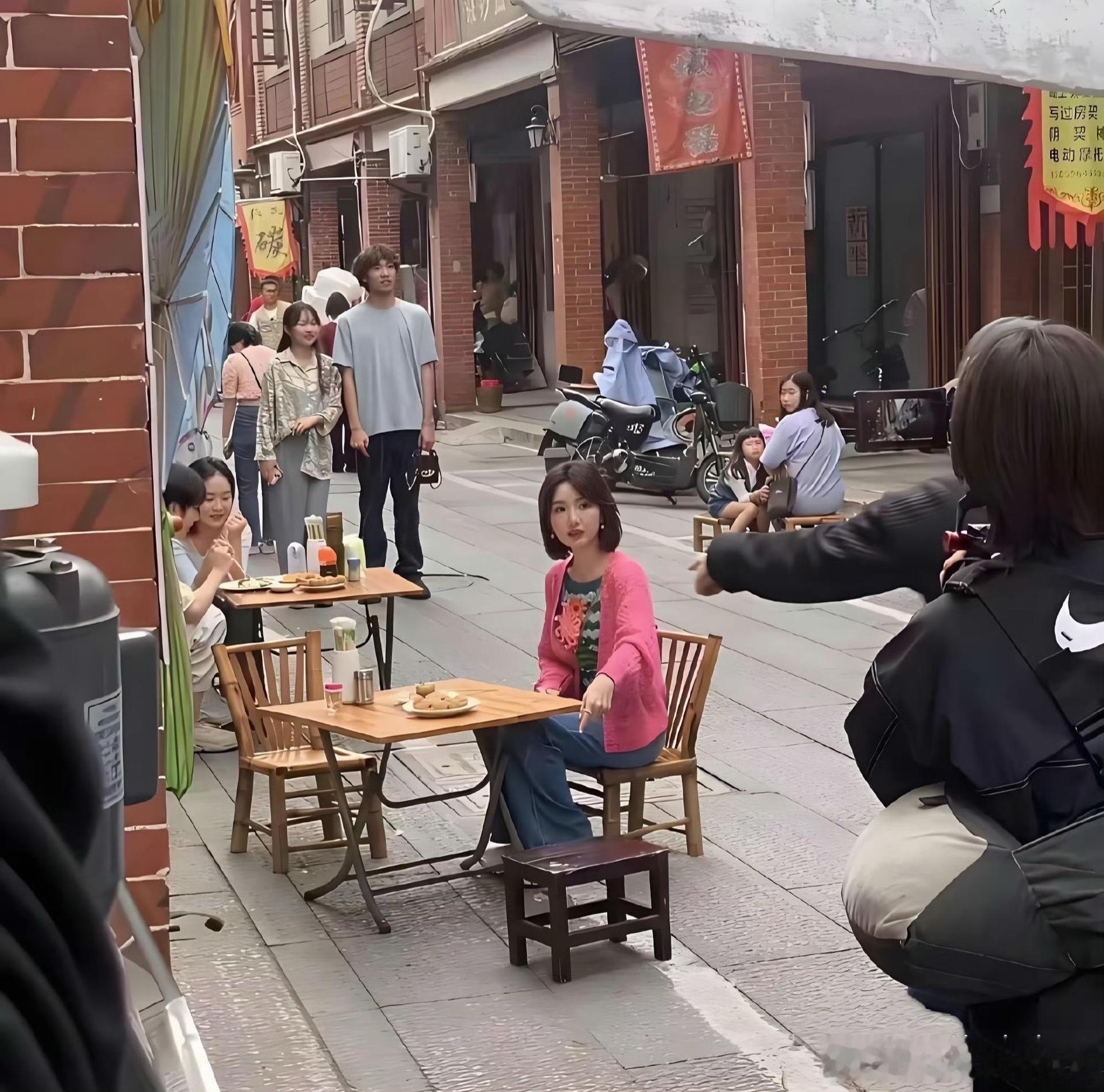 据说这是毛晓彤最真实的样子，果然明星还得看生图啊