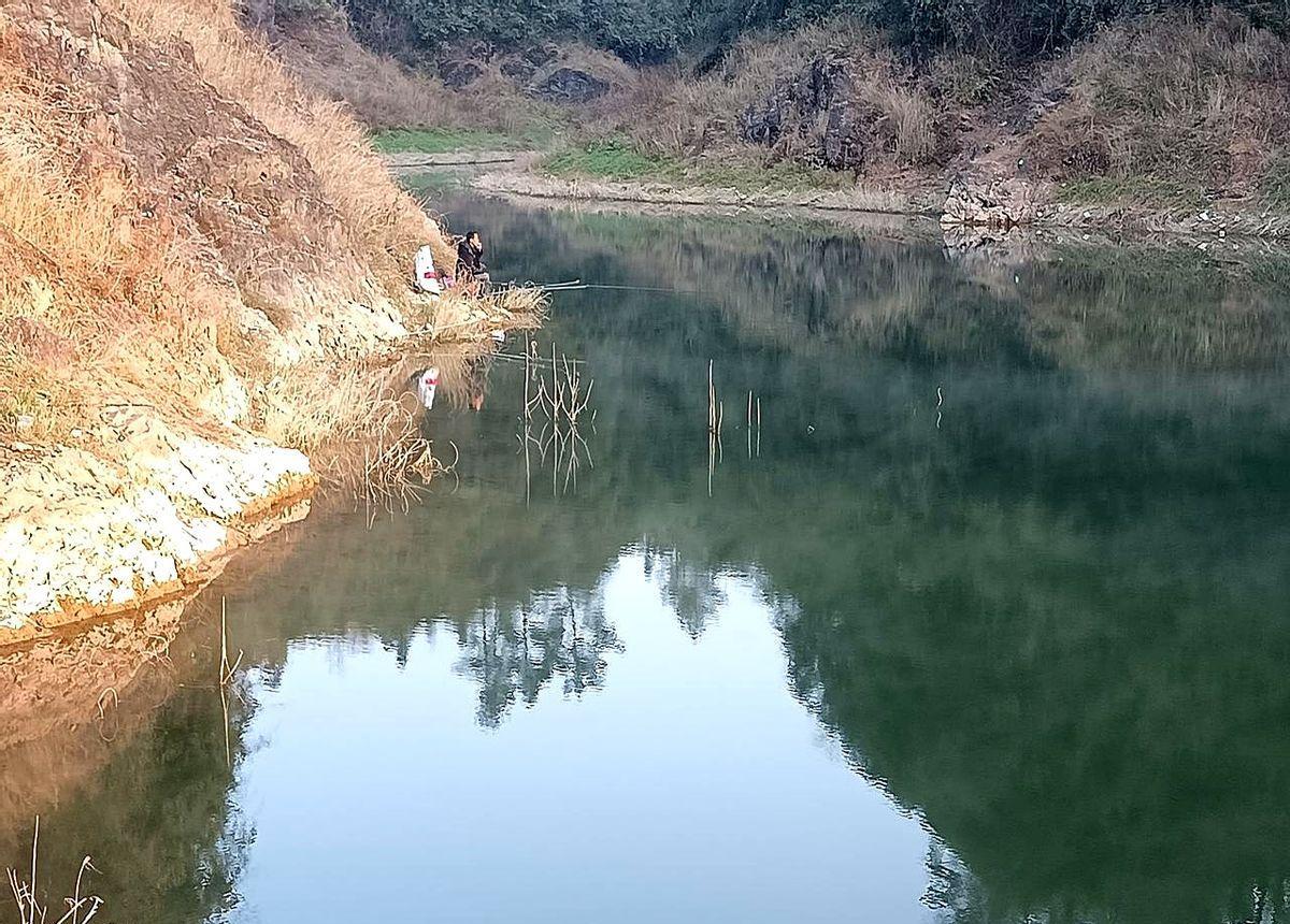 冰面上凿开第四个洞时手已经冻得握不住竿。老张盯着浮漂骂了句娘——昨天还狂拉大