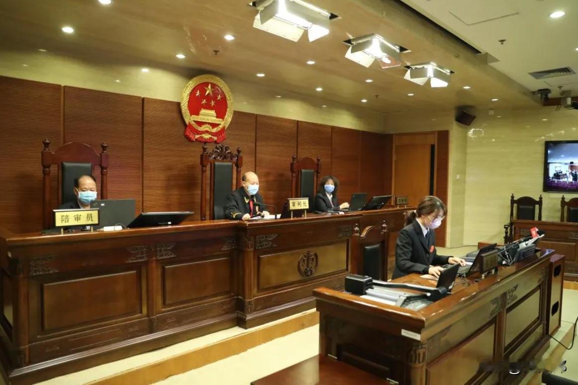 9月2日中国法院网报道，山东聊城，一位大爷在家上厕所，不小心摔倒，送进医院抢救之