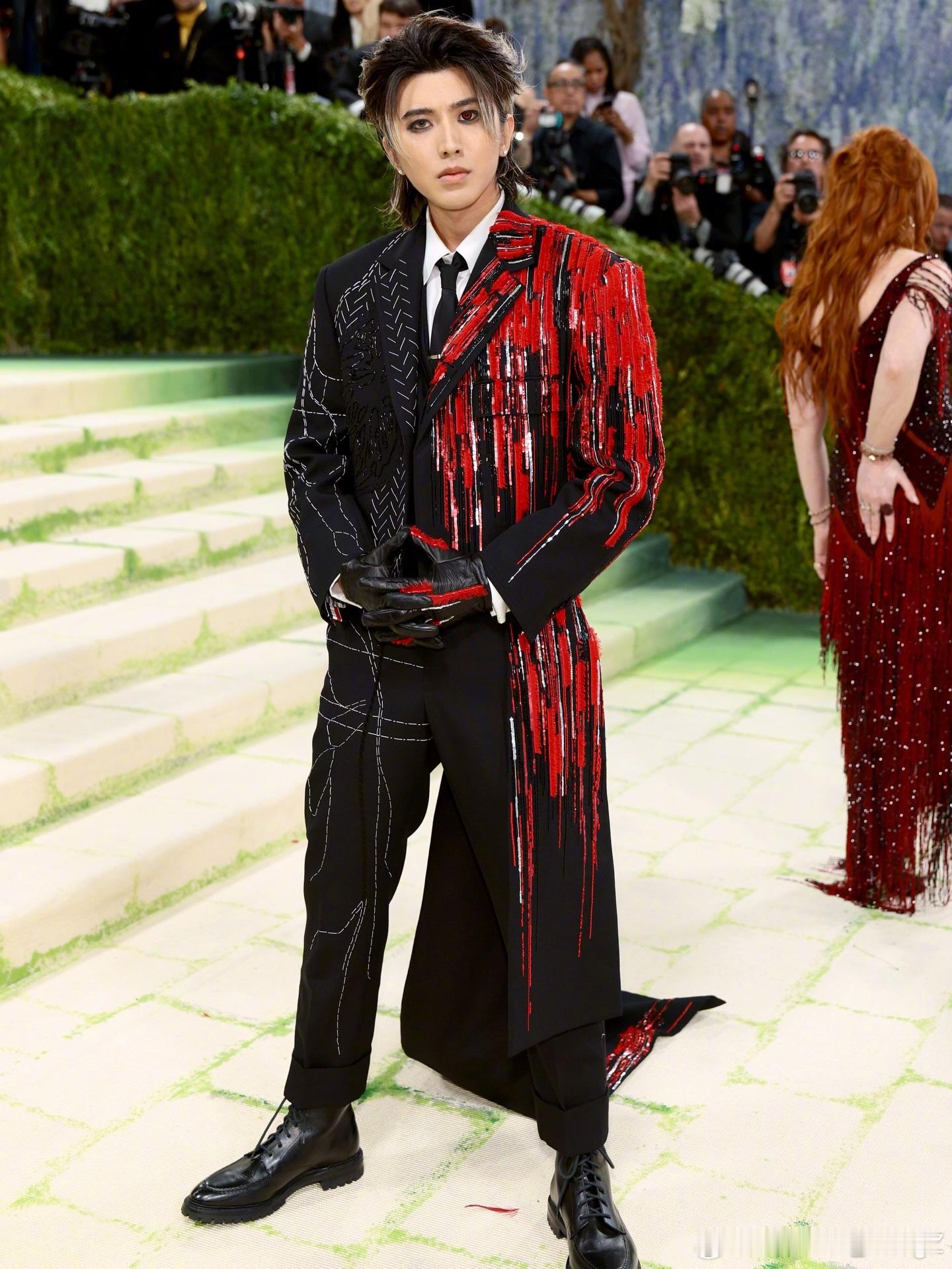 蔡徐坤身着ThomBrowne礼服亮相METGALA，状态很棒！Me