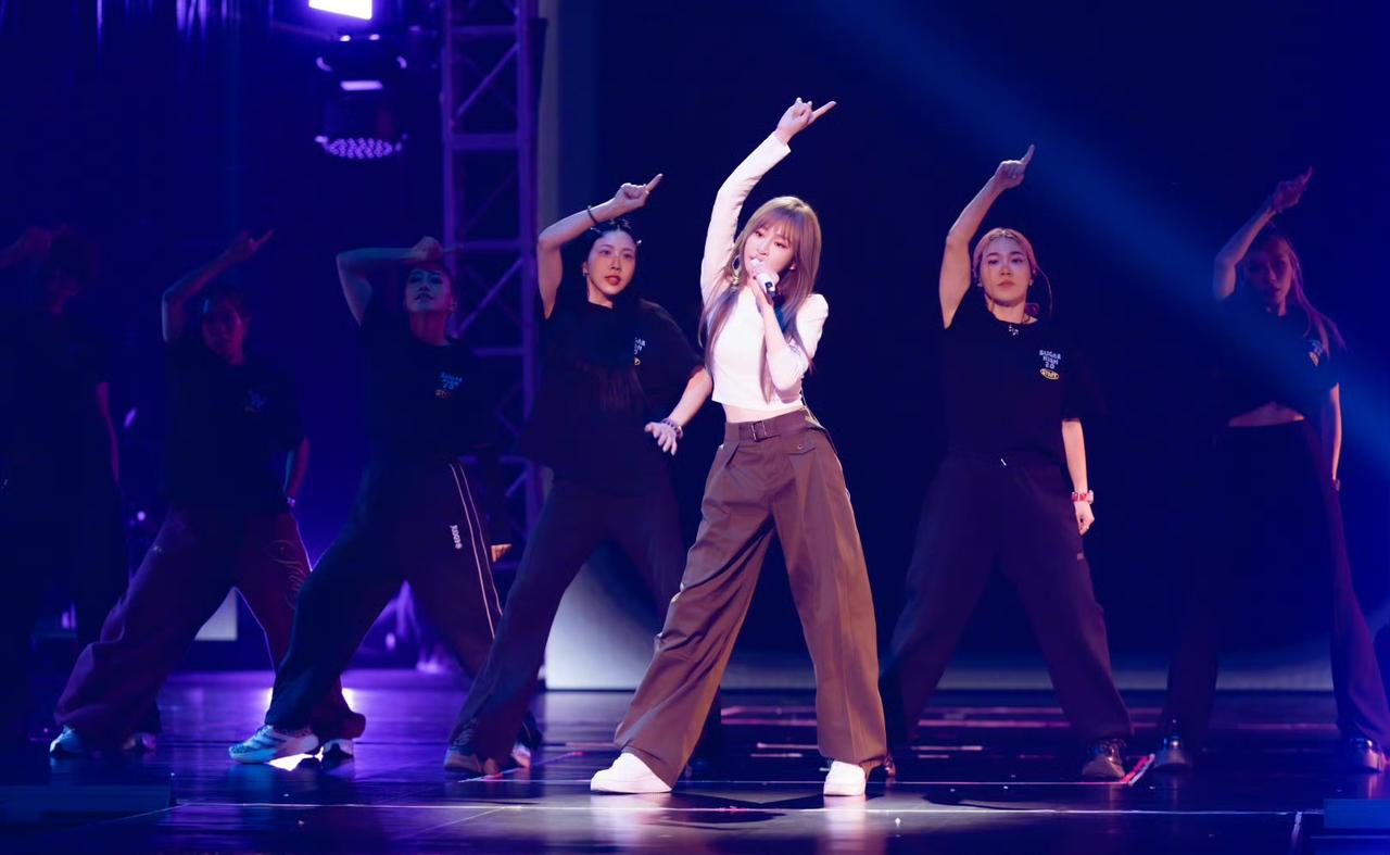 王心凌舞台穿搭分享：紧身上衣+阔腿裤，露出小蛮腰，性感迷人，不失时髦，真好看！