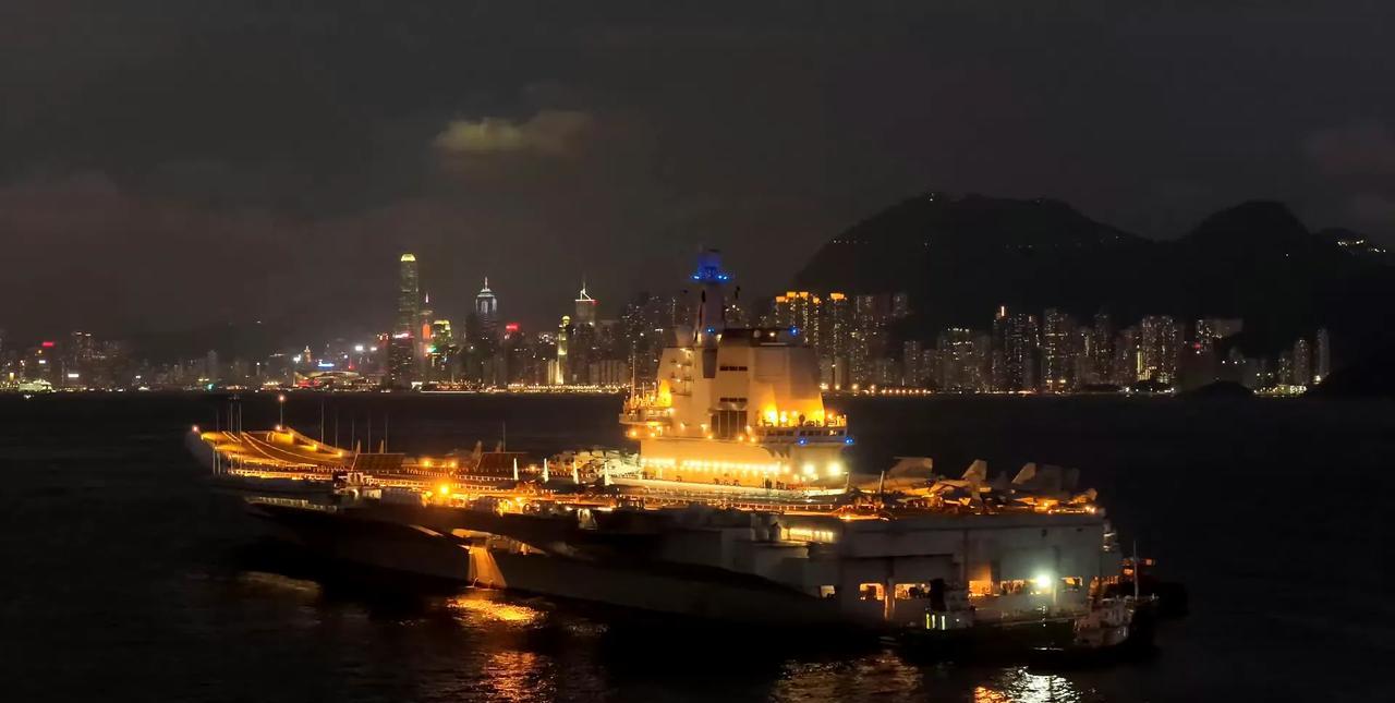 仍然是山东舰夜景。（中国军号）