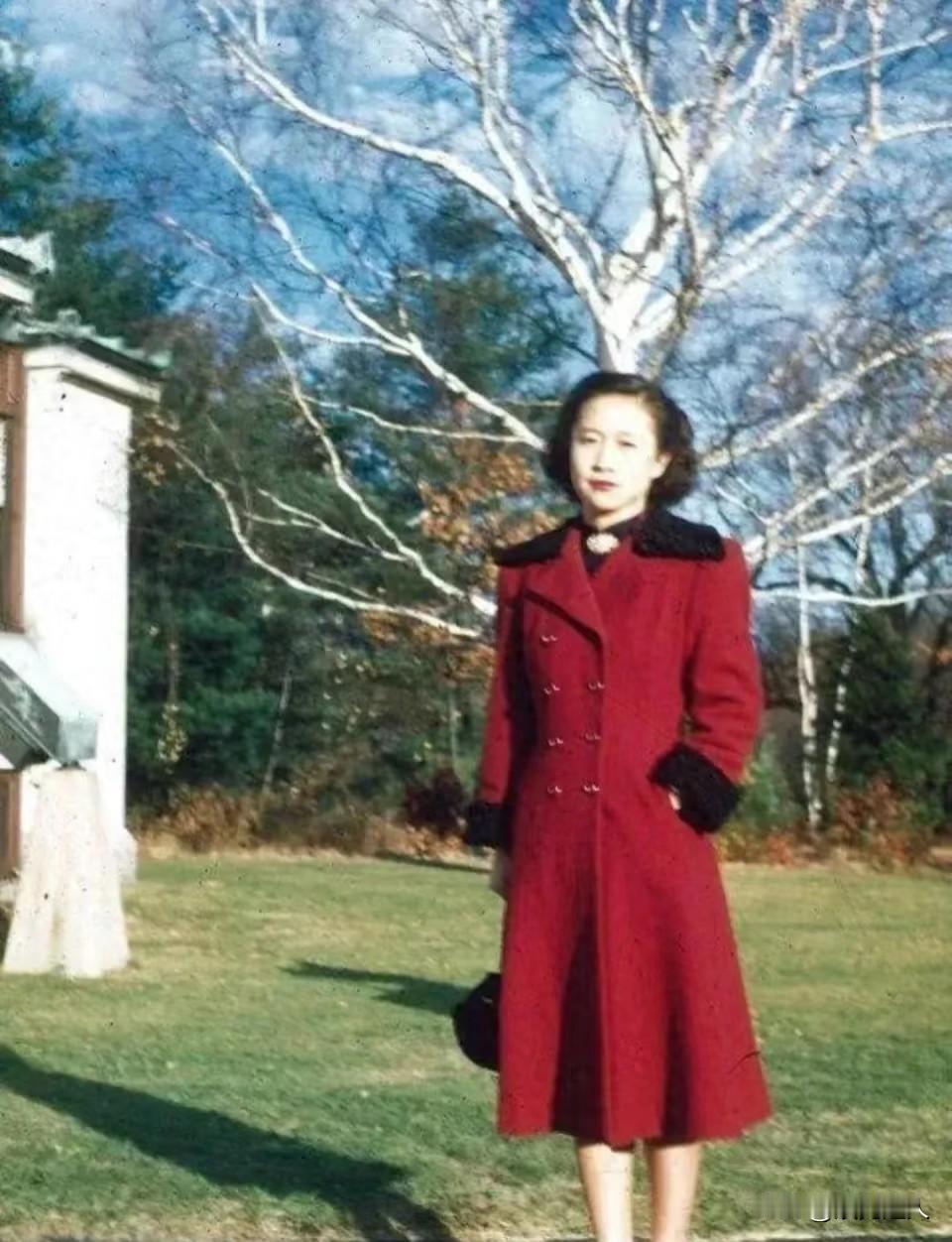 1950年，纽约圣文森学院校园里，23岁的杜致礼。这张照片既有大家闺秀的端