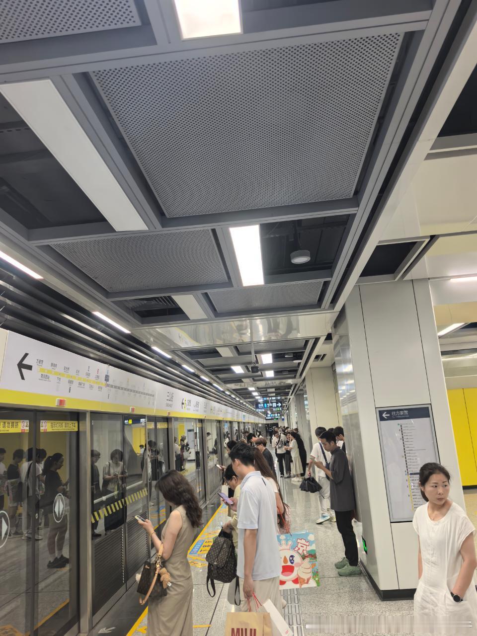 南京地铁网友：2026年8月13日（周四）22:12，南京地铁5号线三山街站