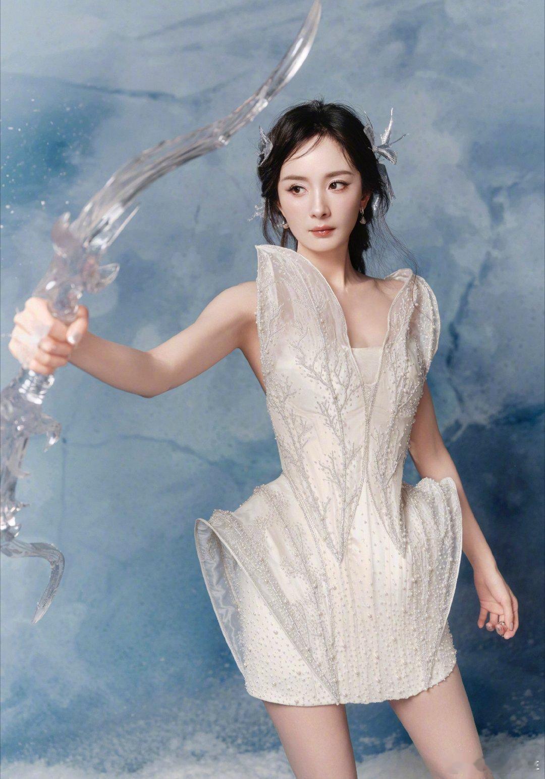 杨幂赵丽颖工作室周日出图工作室也太会抓美女的亮点了！杨幂的美照藏着强大气场，随