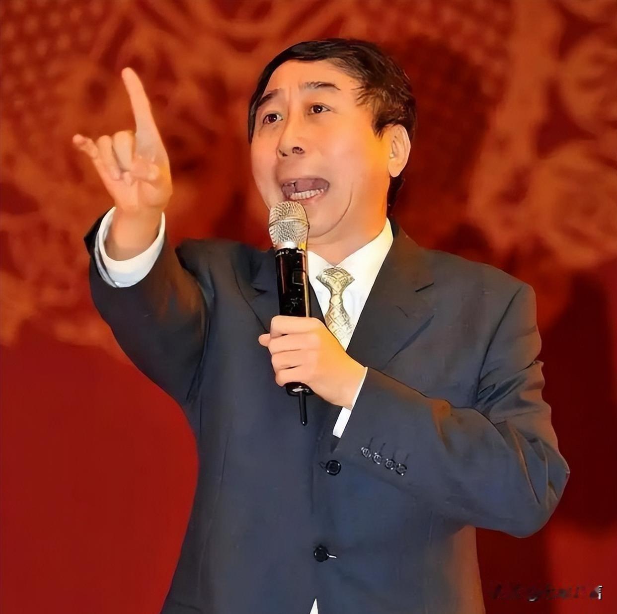 68岁冯巩现状曝光，身居老小区却活得通透春晚常客冯巩如今已经68岁，在圈内