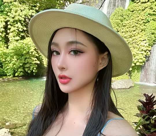 内地车模悦悦畅游盛夏桂林
