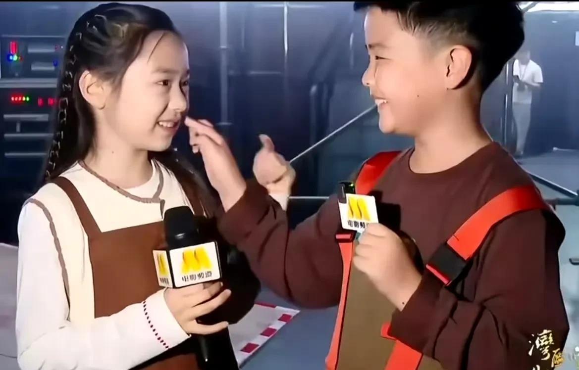 小酒窝和朵朵一起接受央视采访，一个活泼，一个稳重，两人都表示正是因为有了对方的陪