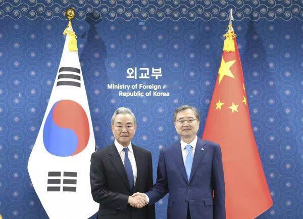 8月19日，王毅外长访韩，韩方连提两件事：一是希望租借新的大熊猫，二是希望中方帮