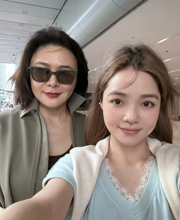 在香港中环碰到63岁的关之琳，脸比以前圆润了些，但五官一点没变。一眼就能认出